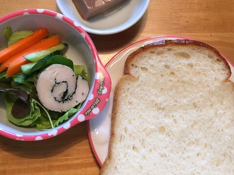 こどもの朝セット　くるみ豆腐×パン×サラダ